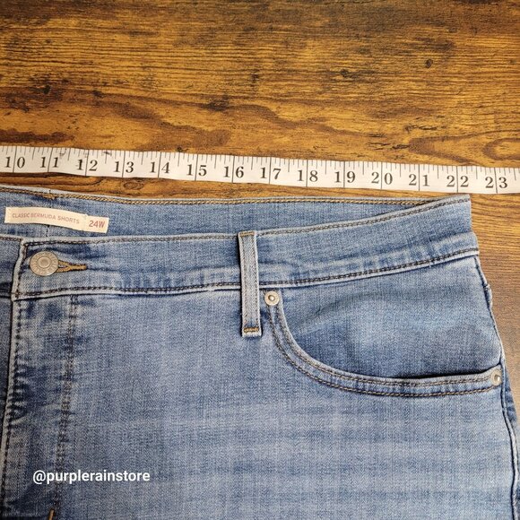 Levi's Classic Bermuda Shorts 24 W High Rise Tummy Control Medium Light Wash - Picture 8 of 13